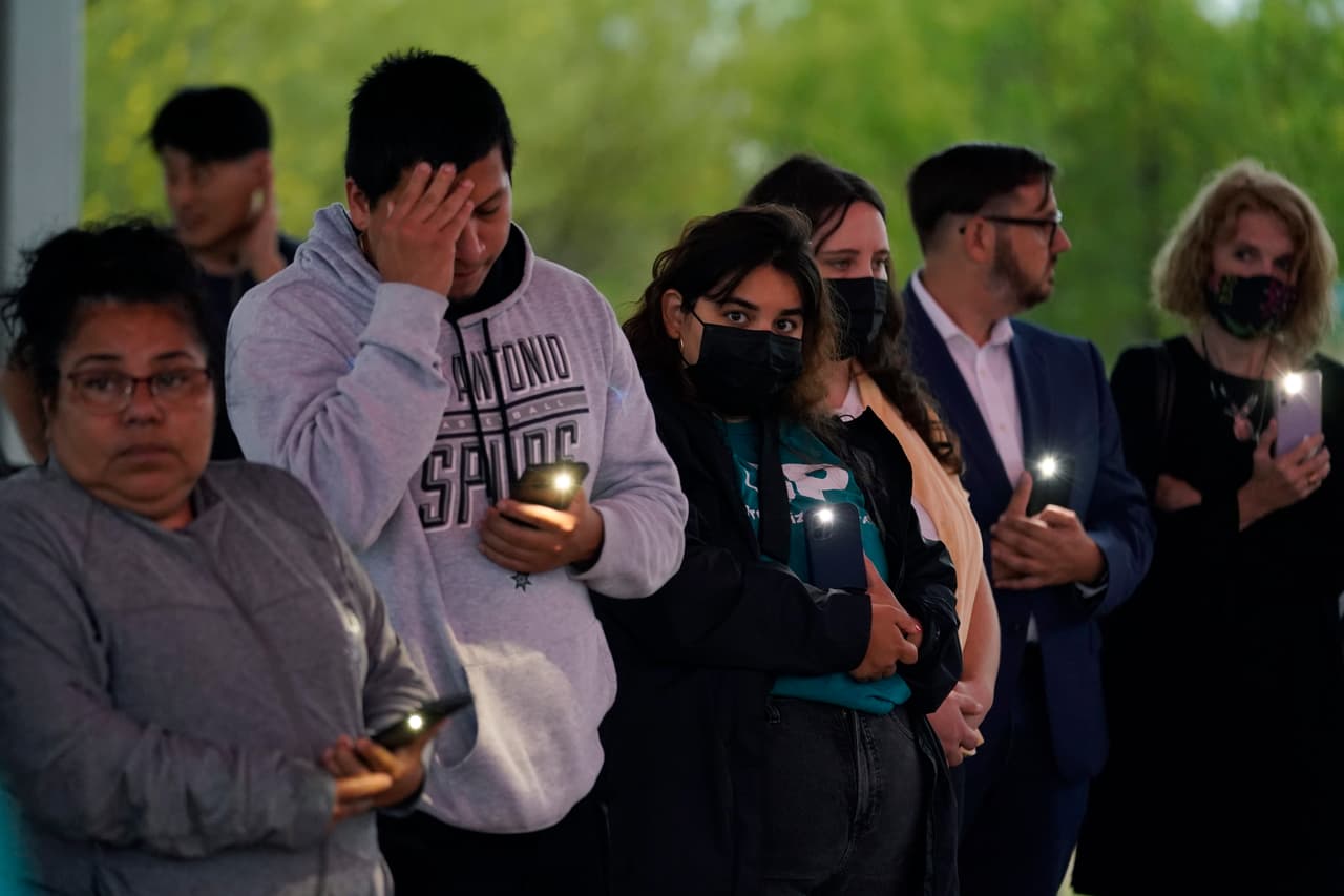 También 
<a href="https://www.univision.com/local/san-antonio-kwex/vigilia-pearsall-park-inmigrantes-muertes-camion">se han realizado vigilias</a> en las que se puede ver a personas muy afectadas por la tragedia.