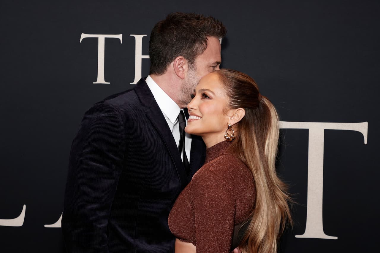 Ben Affleck tenía su brazo alrededor de Jennifer López mientras posaban, y se inclinó para susurrarle al oído mientras ella no disimuló una enorme sonrisa. 
<br>