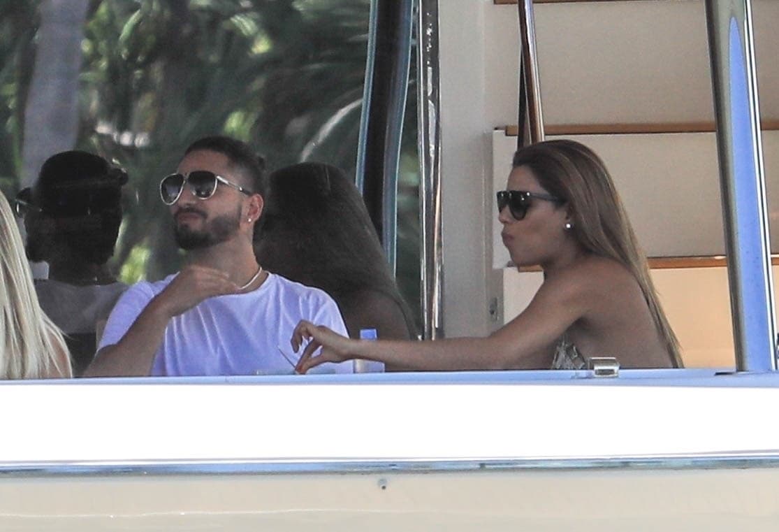 Pero no solo los aretes la delataron. Las gafas oscuras que la joven usaba son muy parecidos a las que Ariadna Gutierrez usa con regularidad.