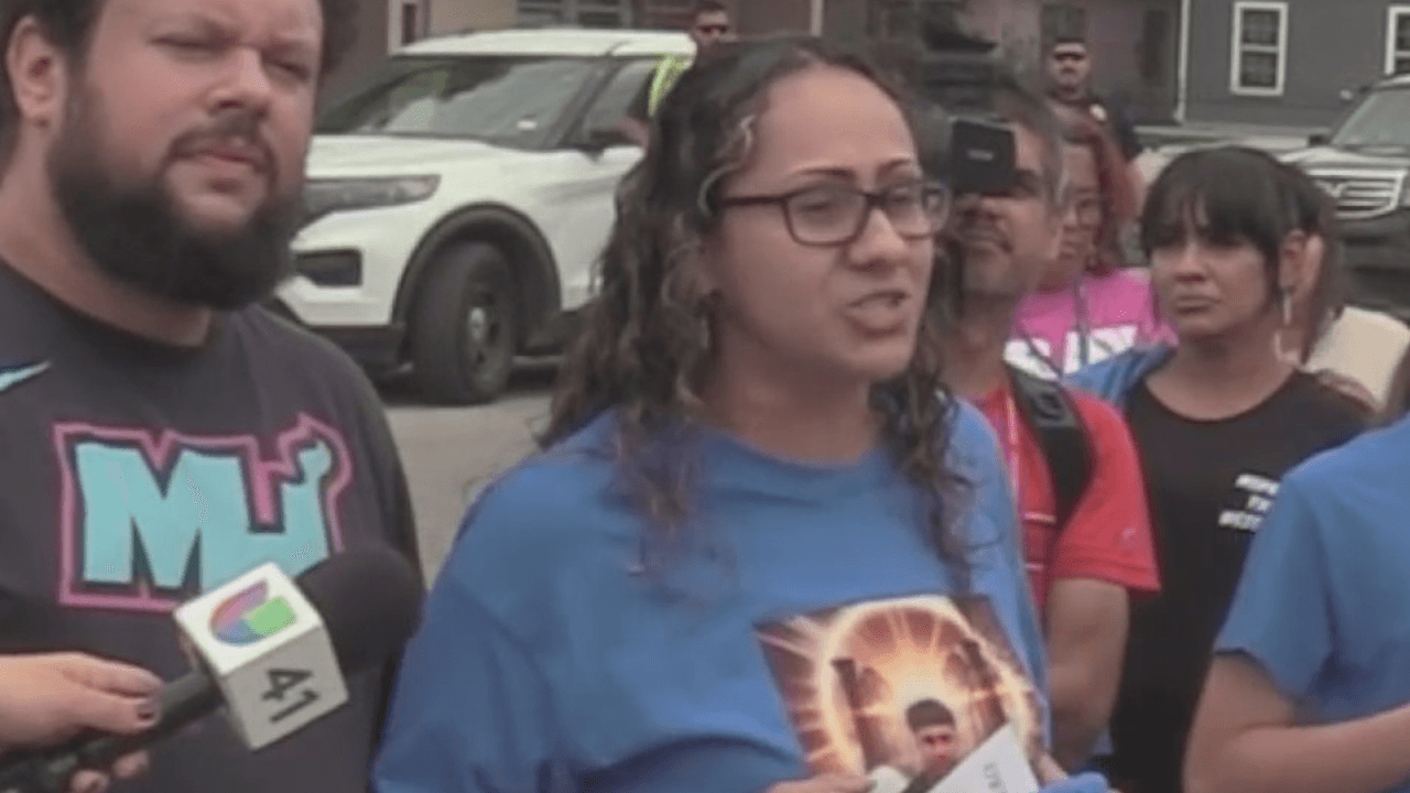 La madre de Simón habló ante la multitud y un micrófono de 
<i>Univision</i>.
<br>
<br>"
<b>No tendría que estar enterrando a mi hijo</b>. Así que por favor, respóndanme esa pregunta. Si todos supieran. Si todos estuvieran al tanto que esconden armas en esta calle. Por favor respóndanme eso. 
<b>¿Por qué no había unidades de seguridad extra alrededor de aquí, patrullando?</b> Alguien pudo haberlos asustado para que eso no le pasara a mi hijo", dijo Alejandra Torres, su mamá.