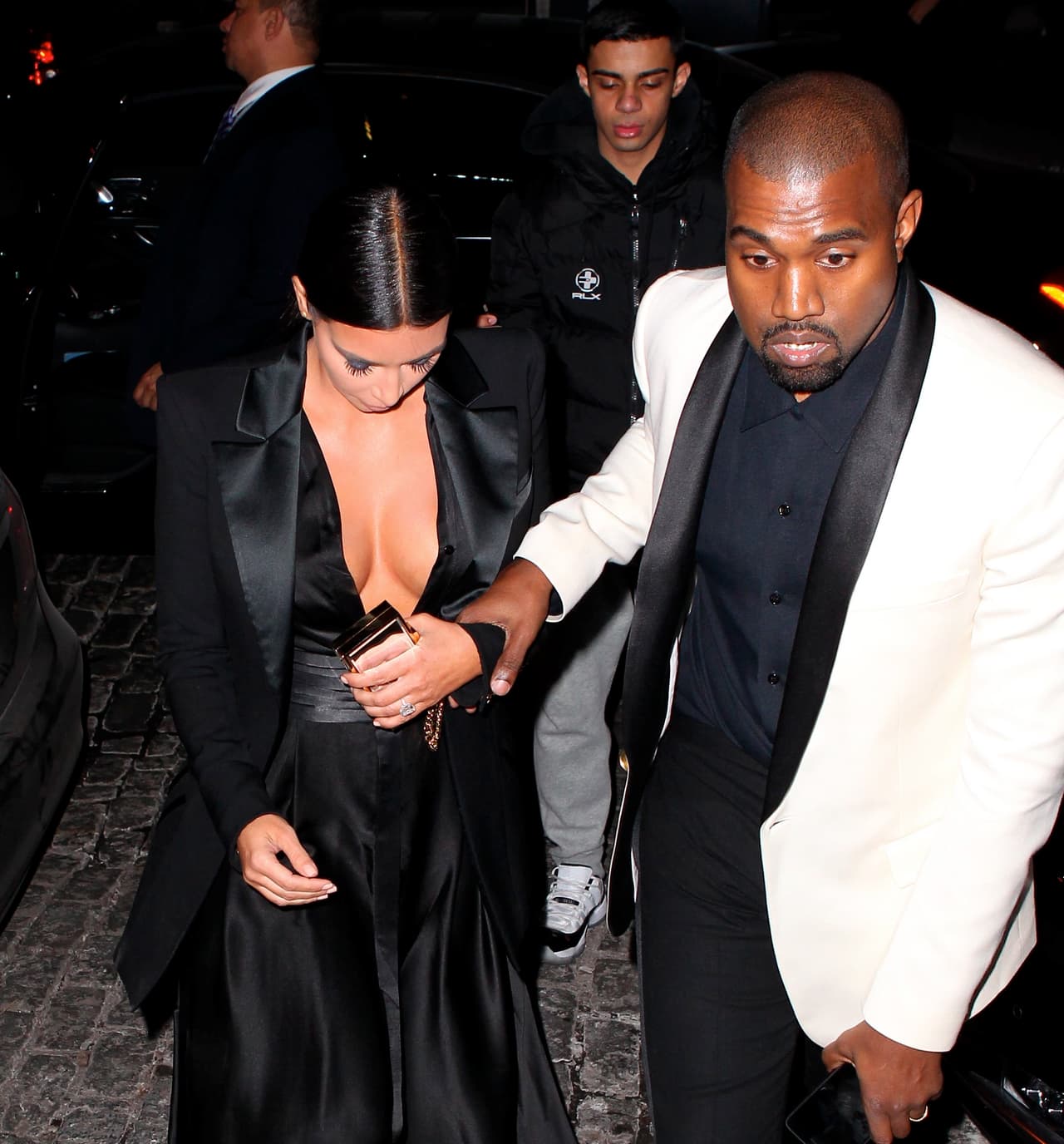 Mira fotos de Kim Kardashian presumiendo escotazo.