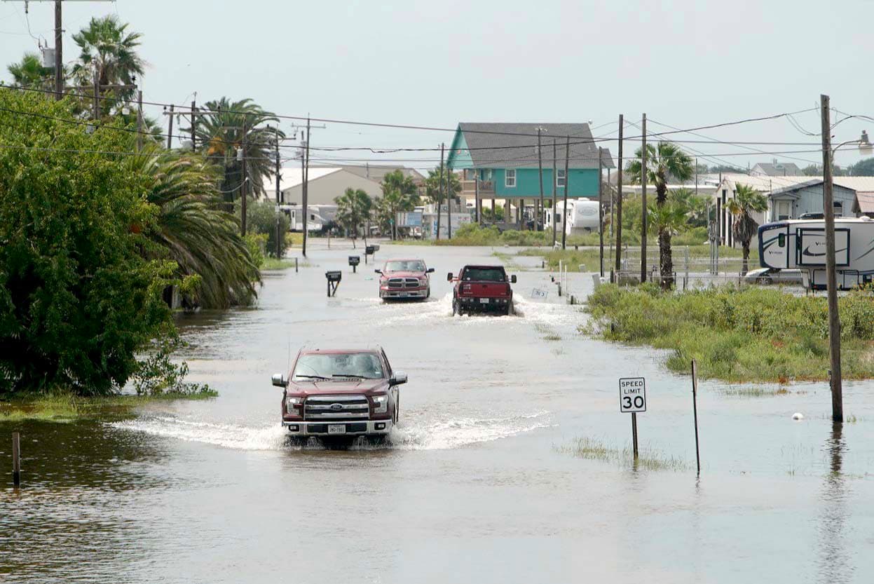 Los efectos de la tormenta Imelda en Sargent, Texas, donde los carros circulan por calles que quedaron bajo el agua. Otras zonas del estado han resultado inundadas. El
<a href="https://twitter.com/beaumont_police/status/1174649838971117568" target="_blank">Departamento de Policía de Beaumont</a>, una ciudad al este de Houston, informó que el servicio de emergencias está experimentando este jueves un
<b>alto volumen de llamadas de personas que piden con urgencia ser rescatadas</b>. Aseguran que han recibido más de 250 pedidos de auxilio por el alto nivel de las aguas y otras 270 solicitudes de evacuación. Incluso
<a href="https://twitter.com/beaumont_police/status/1174696521394249729" target="_blank">han debido advertir</a> —ante los rumores de que las líneas están caídas— que el servicio está activo pero colapsado por el "extremadamente" alto número de pedidos de ayuda.