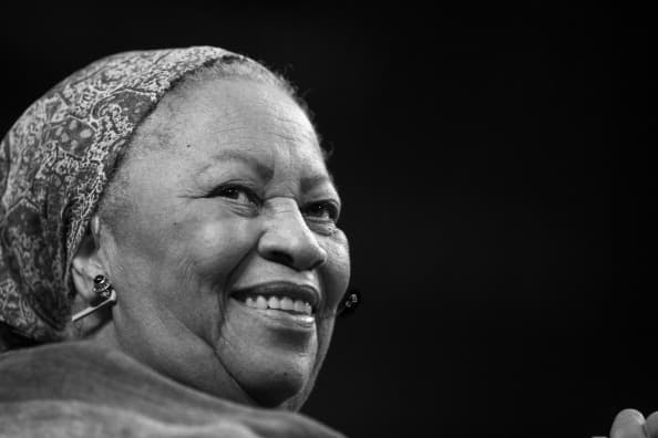 Toni Morrison, la primera mujer afroestadounidense en ganar el premio Nobel de Literatura,
<b>murió a los 88 años tras una breve enfermedad, informó este martes su familia</b> en un comunicado.
<br>