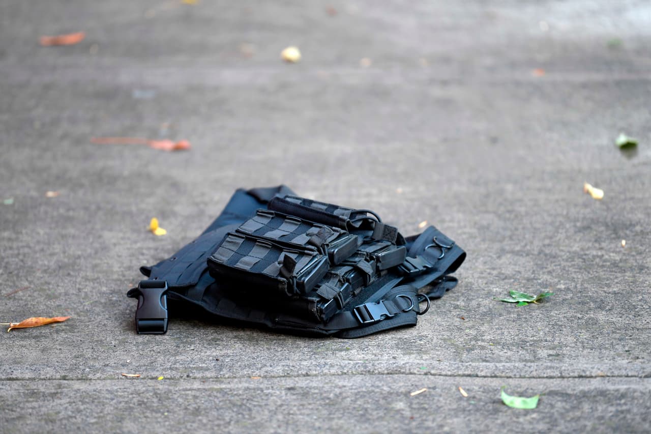 Un chaleco antibalas en el suelo donde ocurrió el ataque. Según la Secretaría de Seguridad Ciudadana “hay dos bajas confirmadas de compañeros hasta el momento", dos "escoltas". Además, una mujer que se movilizaba por el área fue alcanzada por al menos una bala y perdió la vida.
<br>