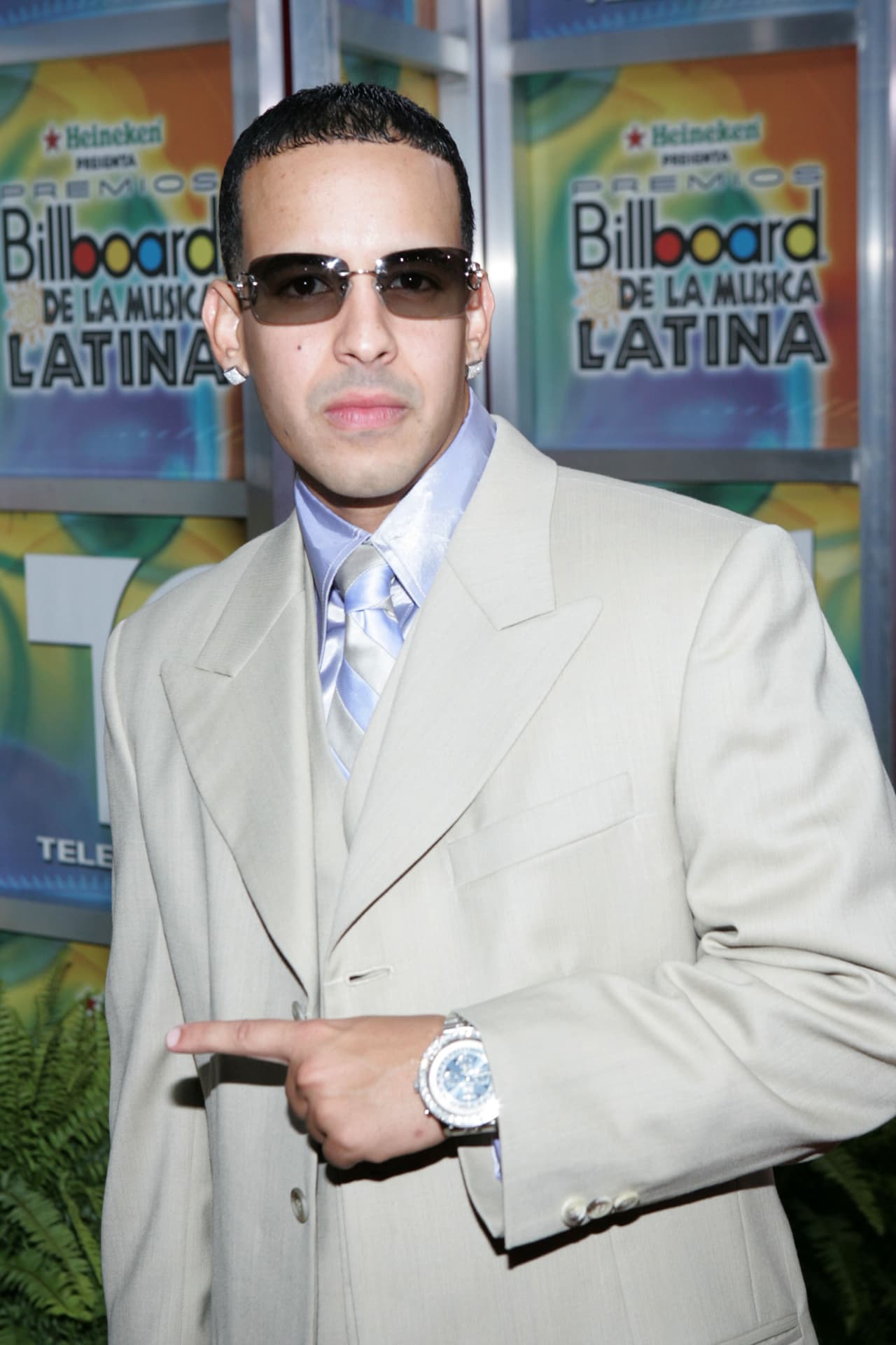 Aunque llevar traje no es tan común en él, cuando lo hace siempre logra mantener su estilo.