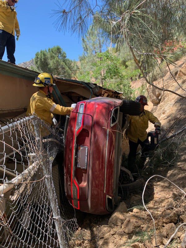 El vehículo perdió el control y se volcó en la carretera hasta quedar atrapado de un lado en un tipo zanja.