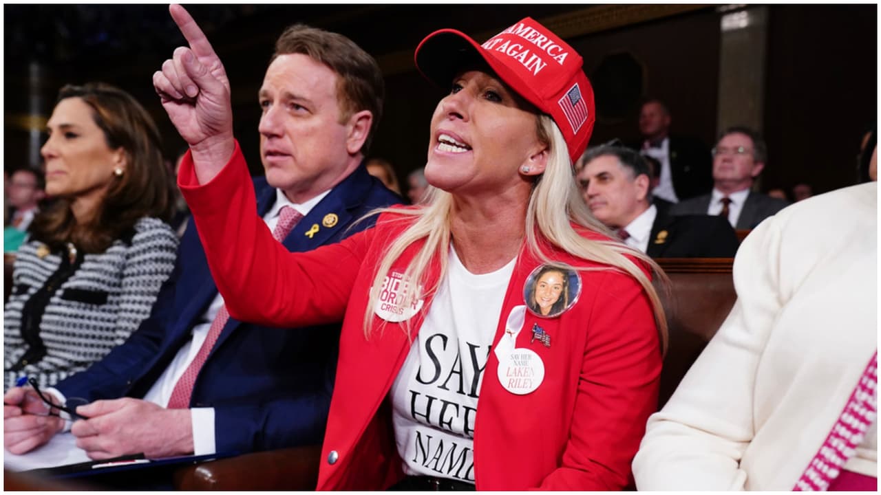 La representante Marjorie Taylor Greene con los botones de Laken Riley la joven estudiante de enfermería asesinada en Georgia.