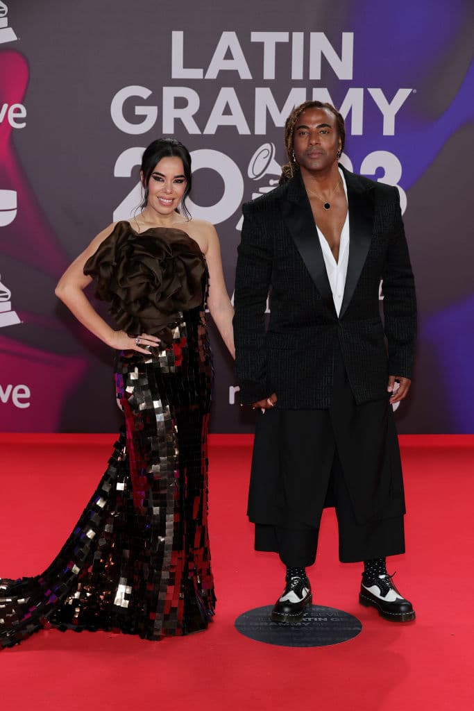 La compositora Beatriz Luengo y el cantante Yotuel Romero desfilaron de la mano por la afamada alfombra roja.