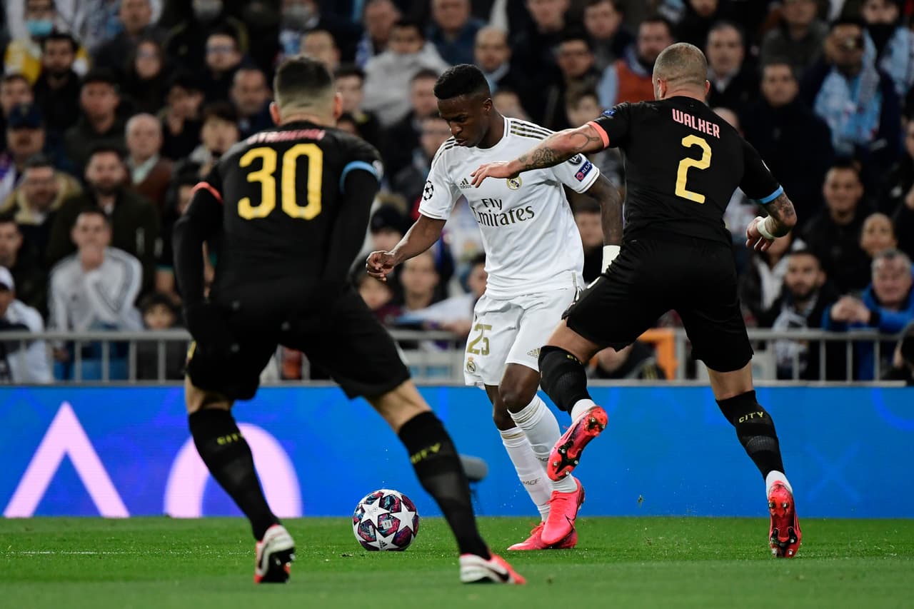 Vinicius Junior manda centro que nadie logra rematar en el área del City.