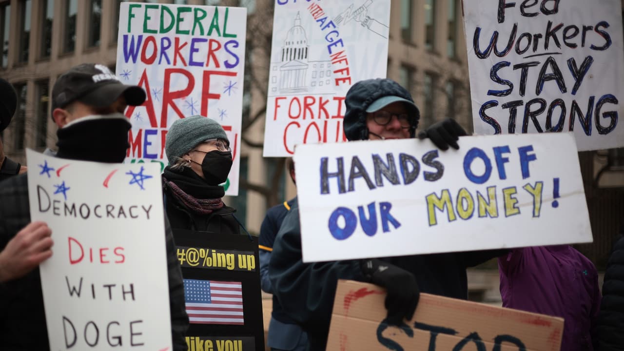 Despidos masivos: Trabajadores federales protestan en DC contra segundo correo de DOGE que les pide enlistar logros semanales