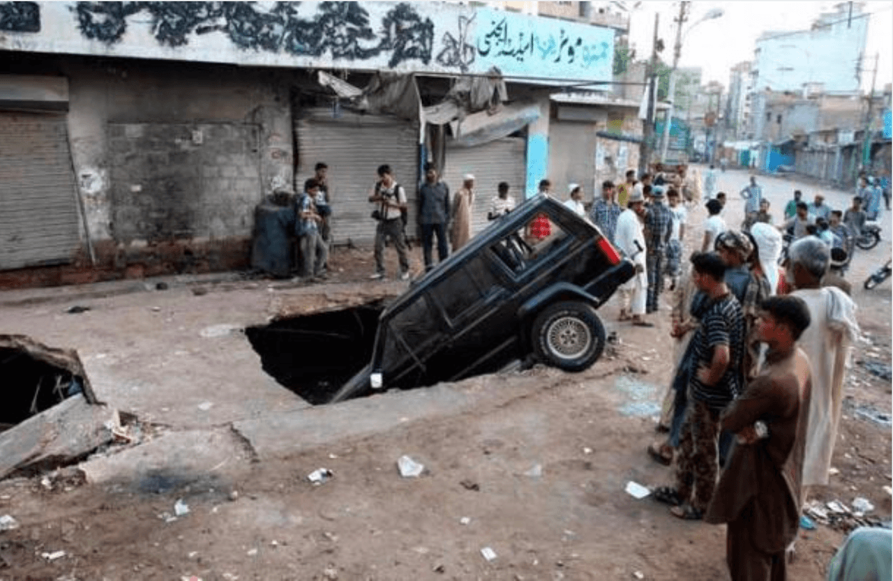 Una explosión de bomba a la salida de un partido de futbol en la ciudad de Karachi, al sur de Pakistán, dejó a 11 personas muertas (entre ellas niñas) y más de 20 heridos.