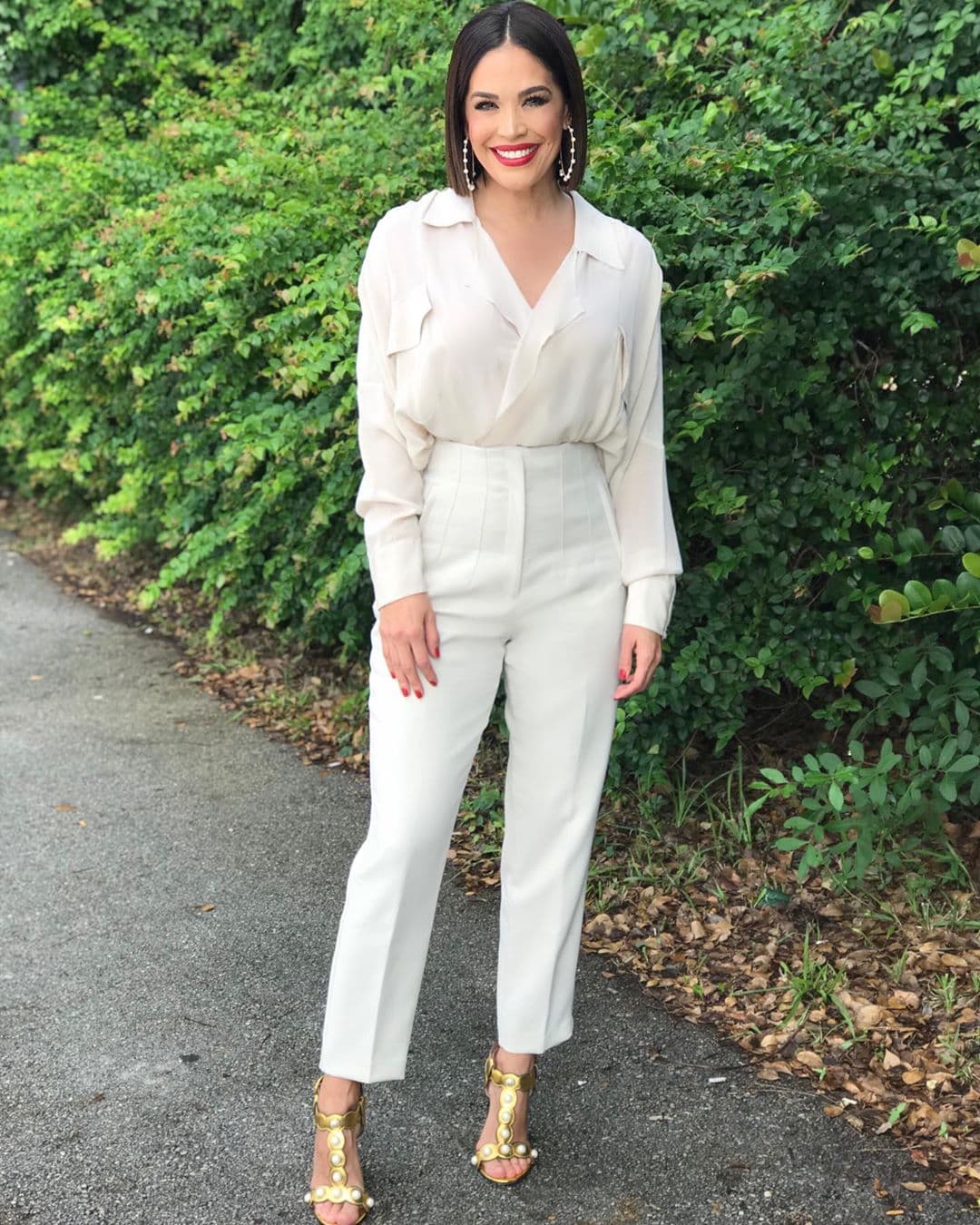 Para resaltar su feminidad, sus grandes aliados son los 'stilettos'. Combínalos como más te guste, a mi me gusta usar los lisos si mi look es más formal, o con estampados y colores si mi look es más casual. Atrévete a lucir con estilo “a las alturas”, expresó Karla en su sección de moda.