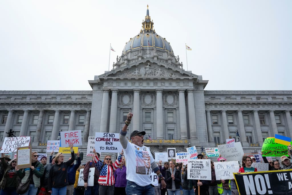 En un momento particular, Jim Martínez dirigió a todos en cánticos por justicia.