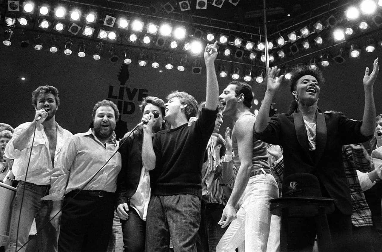 Una fotografía tomada el 13 de julio de 1985. De izquierda a derecha se encuentran George Michael, el promotor de conciertos Harvey Goldsmith, Bono de U2, Paul McCartney, el organizador de conciertos Bob Geldof y Freddie Mercury de Queen, en Londres.