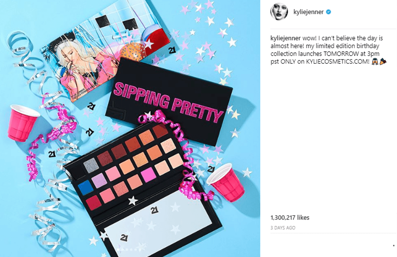 Para su nueva colección, '
<a href="https://www.kyliecosmetics.com/collections/birthday-collection">The Birthday Collection</a>', Jenner hizo una sensual y festiva sesión de fotos de la que ha resaltado, por el precio, uno de sus accesorios.