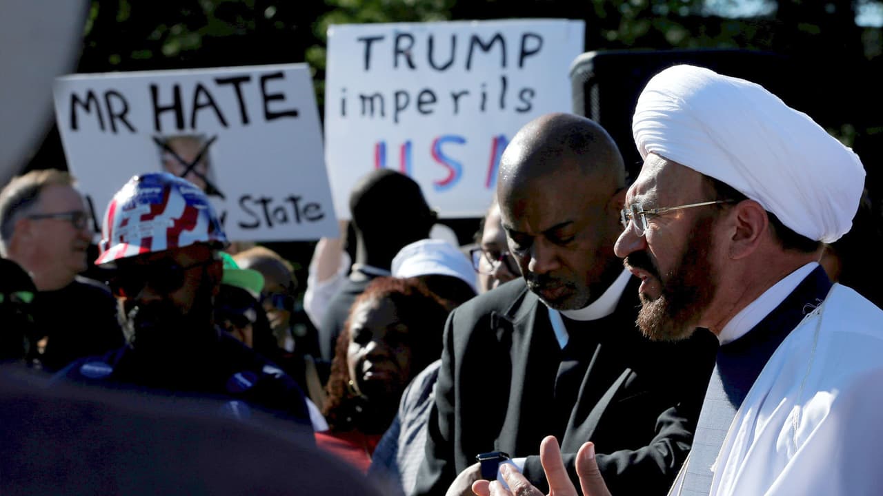 Trump se estrena en Detroit ante una comunidad negra pidiendo "amarnos unos a otros"