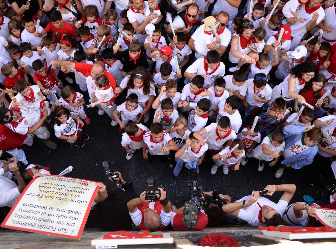 Las fiestas de San Fermín se realizan
<b>desde el 6 hasta el 14 de julio de cada año</b>. La actividad se dice que es en honor a un santo católico, San Fermín, pero no se considera un evento religioso. Miles de personas llevan vestidos de color blanco y rojo. Ellos aguardan desde los balcones que se lance el cohete que marca su inicio, el llamado 'chupinazo'. Aquí es cuando comienza una suerte de la algarabía colectiva que combina licor, adrenalina, toros y peligro para todos. Esta dura nueve días por las calles de la ciudad con los toros como protagonistas.
<br>Fotografía del
<b> 13 de julio de 2017</b>/ ANDER GILLENEA/AFP/ Getty