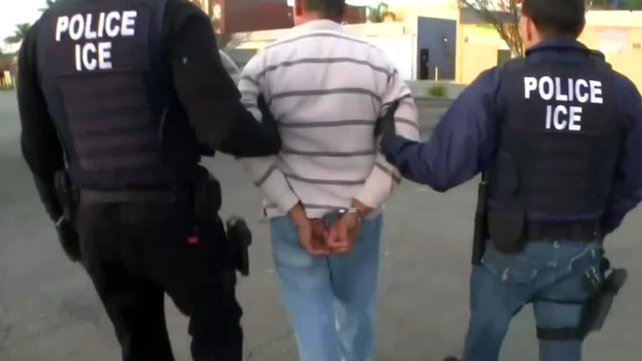 Juez determina que la Policía violó los derechos de miles de inmigrantes detenidos por pedido de ICE