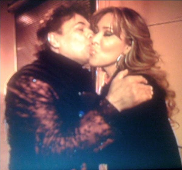 Continuó: "Cuando él apareció y me vio me dijo ‘¿qué haces aquí?’ y lo le dije ‘esperándolo a usted maestro’ y me dio una entrevista muy linda, estaba muy contento ese día. Yo me arrodillé ante él y le dije 'usted es lo máximo para mi, como periodista y como fanática es increíble poder tenerlo aquí delante de mí y poder entrevistarlo', yo estaba súper nerviosa y se portó divinamente, me dijo '
<a href="https://www.univision.com/el-gordo-y-la-flaca/shows/el-gordo-y-la-flaca/tanya-charry-hablo-del-momento-que-pudo-entrevistar-y-besar-a-juan-gabriel-video">te dejo con un beso, de esos que le doy a pocas personas</a>'". 
<br>