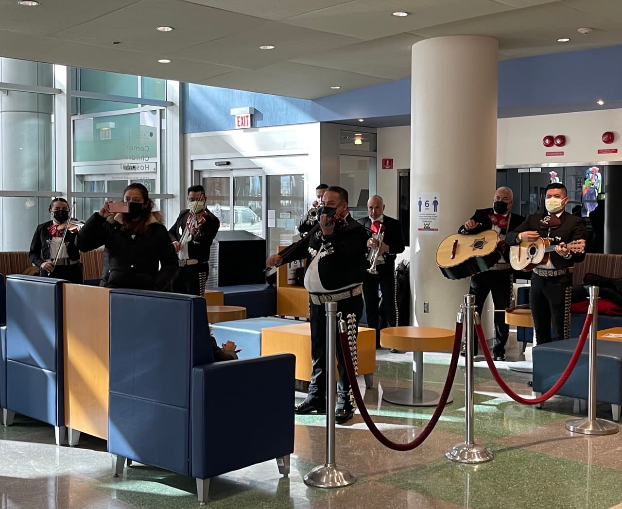 El Mariachi Internacional de México fue el encargado de celebrar que el bebé hispano salía del hospital tras varios meses internado.