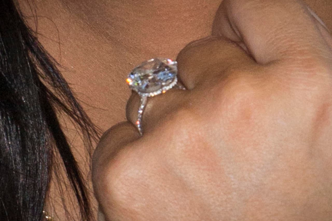 Un close-up a su anillote.