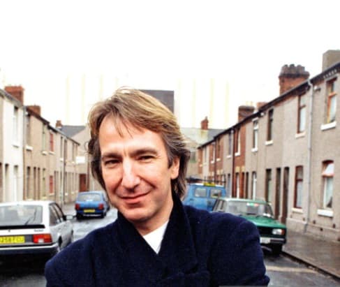 Alan Rickman fue el encargado de enamorar al público con su actuación y, pese a que falleció en 2016 debido al cáncer de páncreas, siempre fue un hombre muy atractivo. Sus rasgos cambiaron muy poco y hasta sus 69 años, jamás dejó de mostrar su sonrisa.