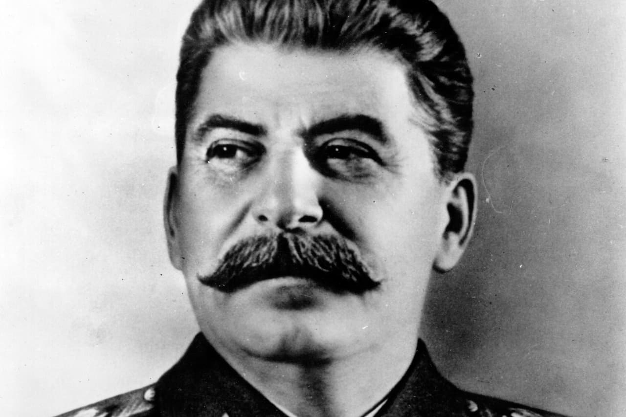 <b>Joseph Stalin</b>
<br>
<br>Fuente principal de riqueza: control de la Unión Soviética.
<br>
<br>Patrimonio estimado: 9.6% del PIB mundial de su época.
<br>
<br>Años: desde 1878 - 1953. 
<br>
<br>Stalin fue un dictador con poder absoluto en una de las economías más grandes del mundo. Si bien es prácticamente imposible separar la riqueza de Stalin de la riqueza de la Unión Soviética, su combinación única de poder económico y control total de un país gigante ha hecho que sea tomado en cuenta en este tipo de listas. “Gobernaba en un sexto de la superficie del planeta sin ningún control ni equilibrio", dijo a money.com George O. Liber, 
<a href="https://money.com/the-10-richest-people-of-all-time-2/"><u>profesor de historia</u></a> en la Universidad de Alabama.