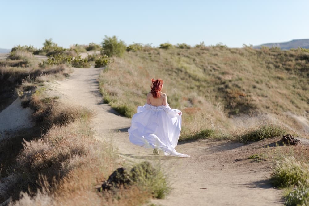 <h3 class="cms-H3-H3">Soñar que usas un vestido de novia fuera del contexto de una boda </h3>
<br>Esto significa que tienes aires de grandeza y que te estás convirtiendo en una persona ególatra que siente que está por encima de los demás. Tu subconsciente te alerta sobre los deseos que tienes sobre ser el centro de atención y de los problemas que esto te puede traer en un futuro.
<br>