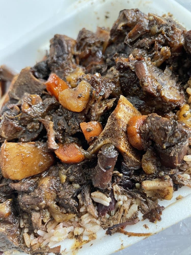 <b><a href="https://iriemoncafe.com/">Número 3: Irie Mon Café (1800 Peachtree St NW Ste 103 Atlanta, GA 30309)</a></b>. Sus dueños dicen que Irie Mon Cafe se especializa “en auténtica comida jamaicana” e invitan a probar el “Cabrito al Curry Halal”.