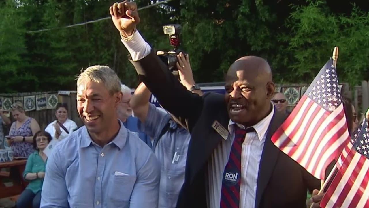 Ron Niremberg celebra su triunfo en la elección para alcalde de San Antonio por una mínima ventaja