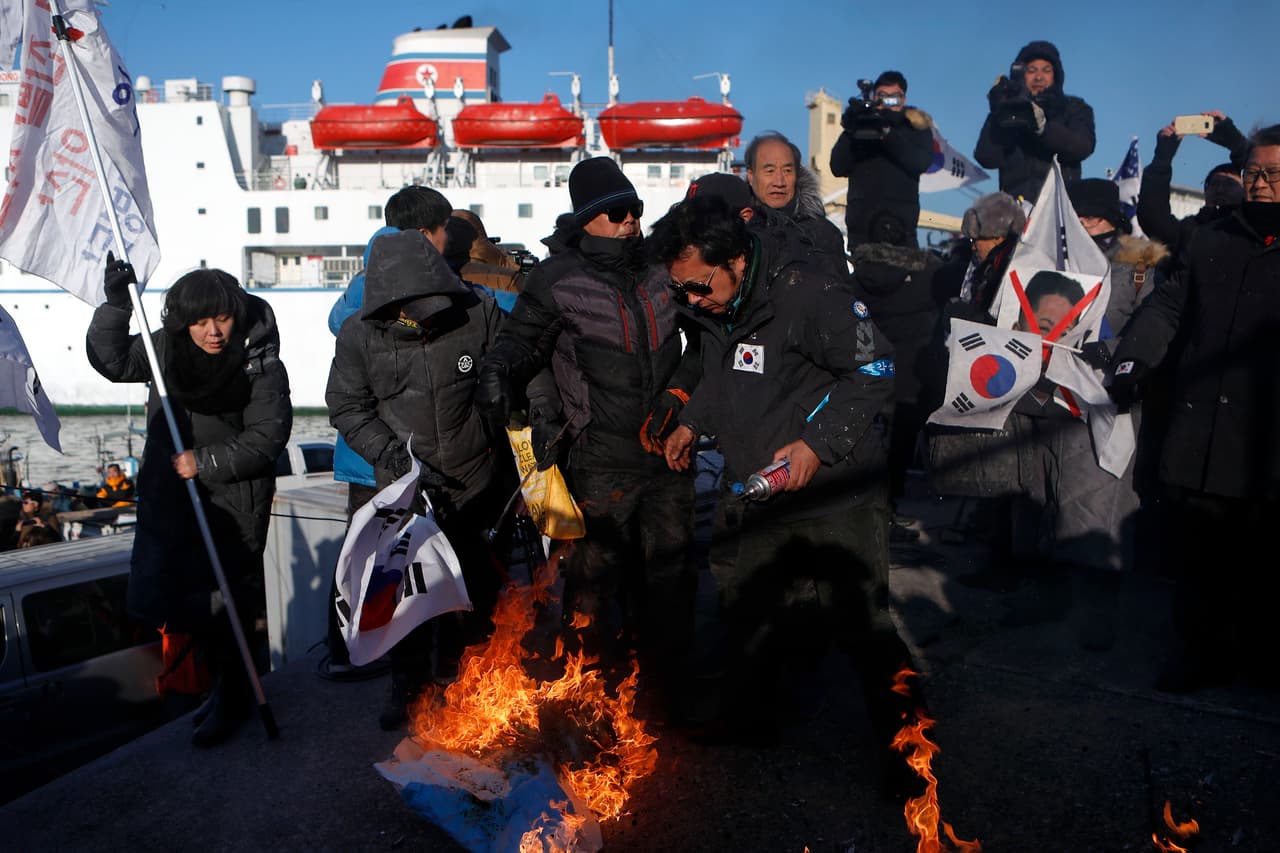 A pesar del acuerdo de los gobiernos, decenas de surcoreanos protestaron a la llegada del Man Gyon Bong-92 a la ciudad portuaria surcoreana de Donghae. El ferry transportó a los 137 miembros de orquesta surcoreana Samjiyon, quienes pernoctaron en la embarcación.