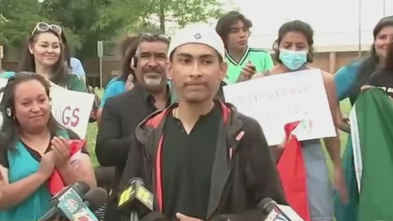 Al fin recibió su diploma el joven que había sido sancionado por llevar una bandera de México