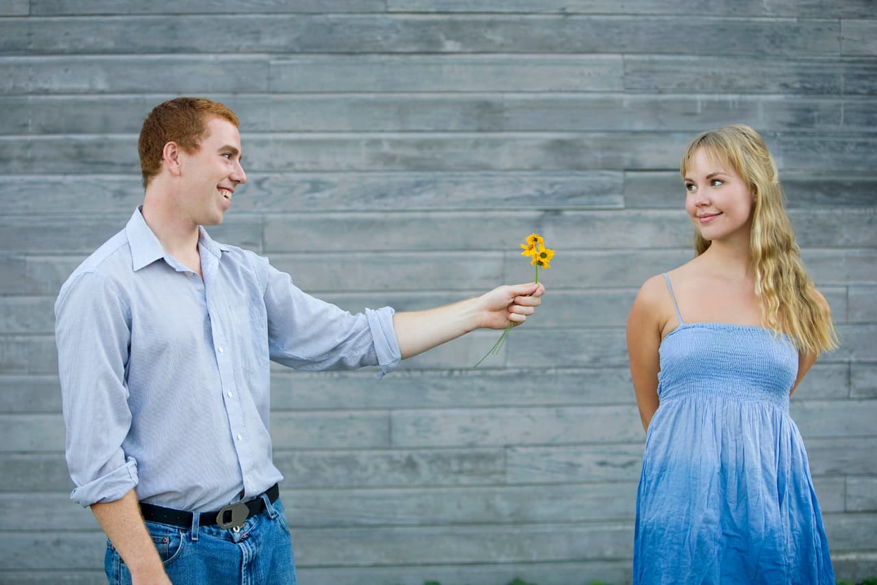 Peligros que debes evitar: Confundir lo que se llama la “atracción a primera vista” con el amor y pensar que porque una persona te ha gustado o atraído ya estás enamorado o enamorada, lo cual sería un error.