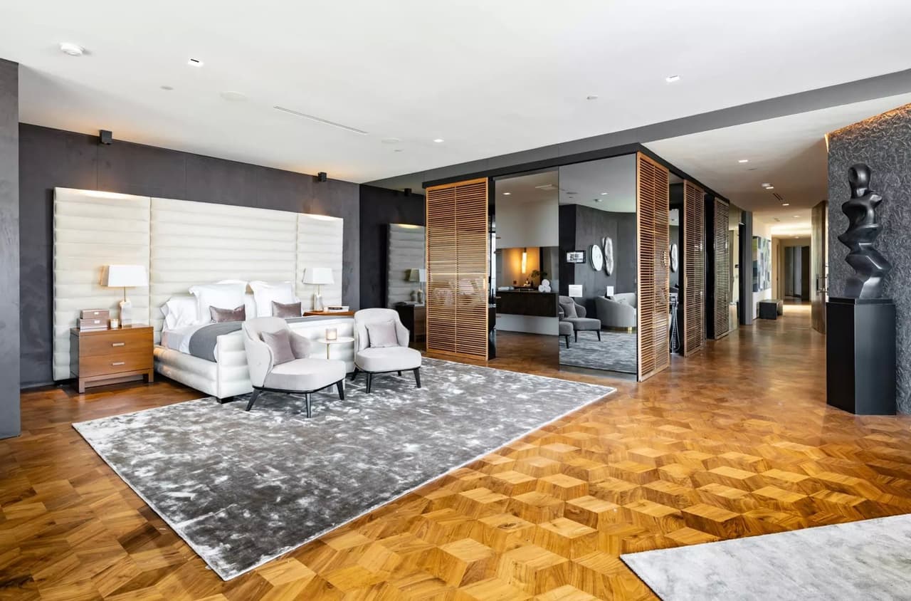 También la 
<b>suite principal </b>que tiene "armarios dobles, una bañera estilo spa y un balcón con vista a Los Ángeles", detalla el portal.
<br>