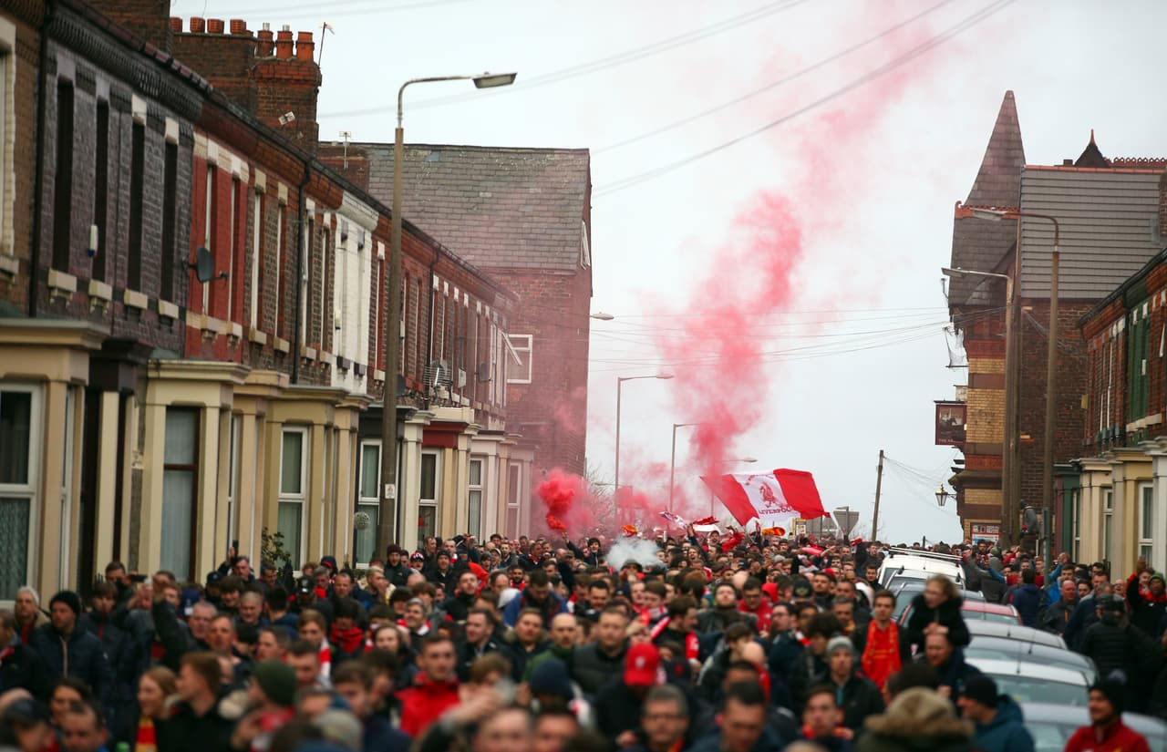 Miles de aficionados, en especial los locales, colmaron las calles aledañas de Anfield Road –así como sus tribunas– para recibir un partido con mucha expectativa como lo es el Liverpool vs. Manchester City en la ida de los cuartos de final de la Champions League. Quien más sufrió fue el camión de los visitantes, al que le lanzaron latas, botellas, entre otros objetos.