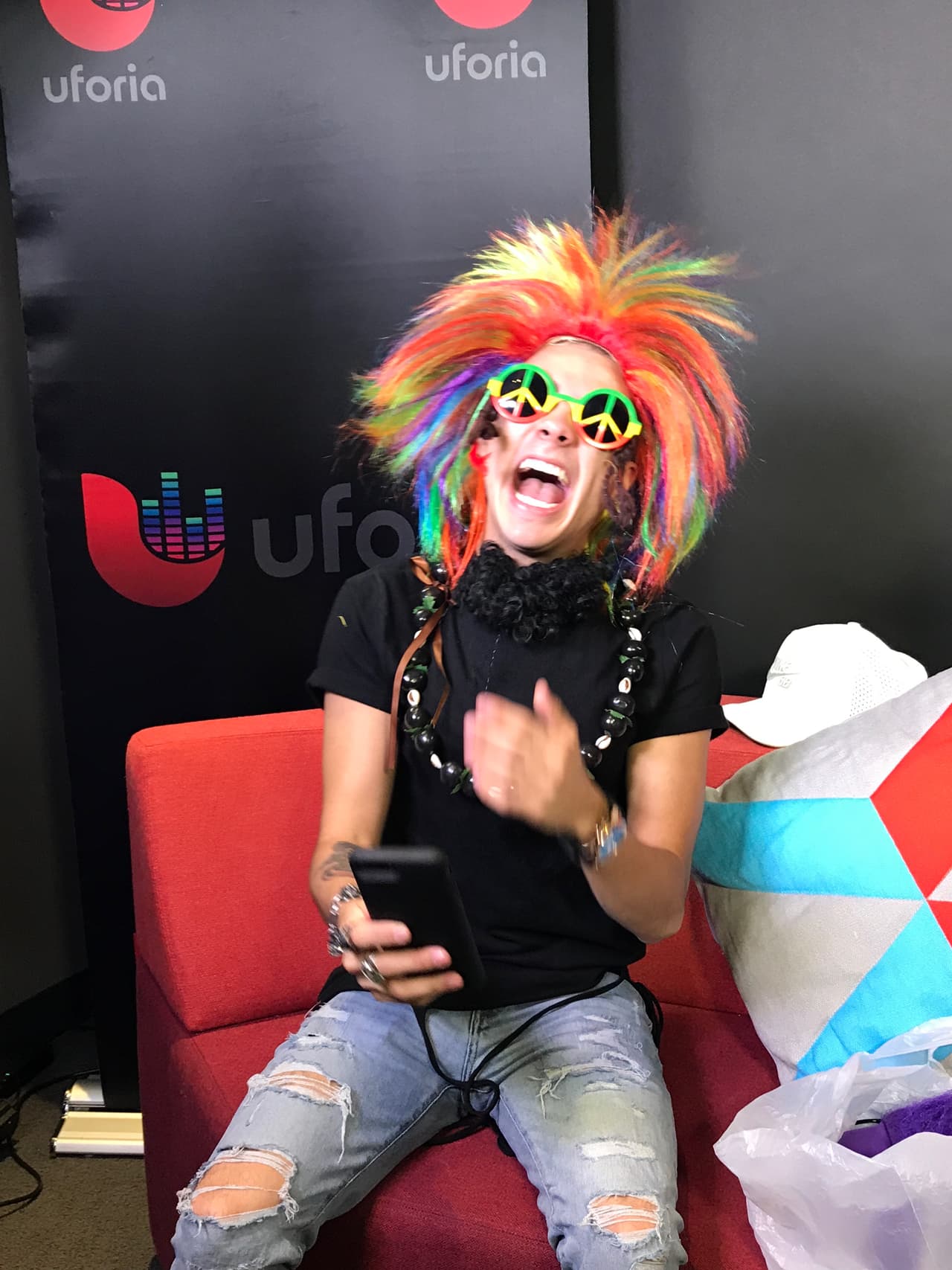 Así se divierte Mario Bautista durante sus entrevistas.