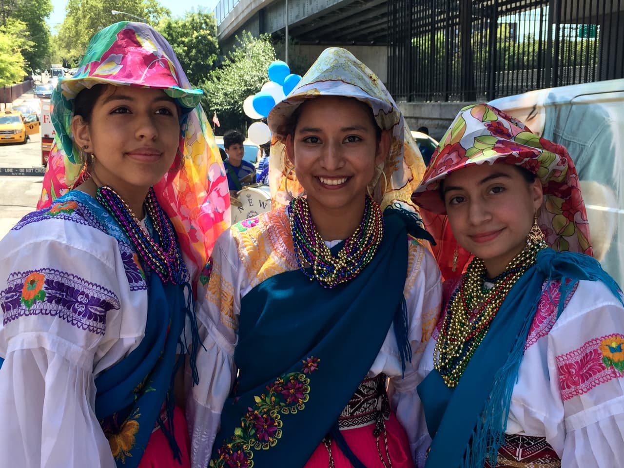 Las cholitas desfilaron con sus atuendos vibrantes
