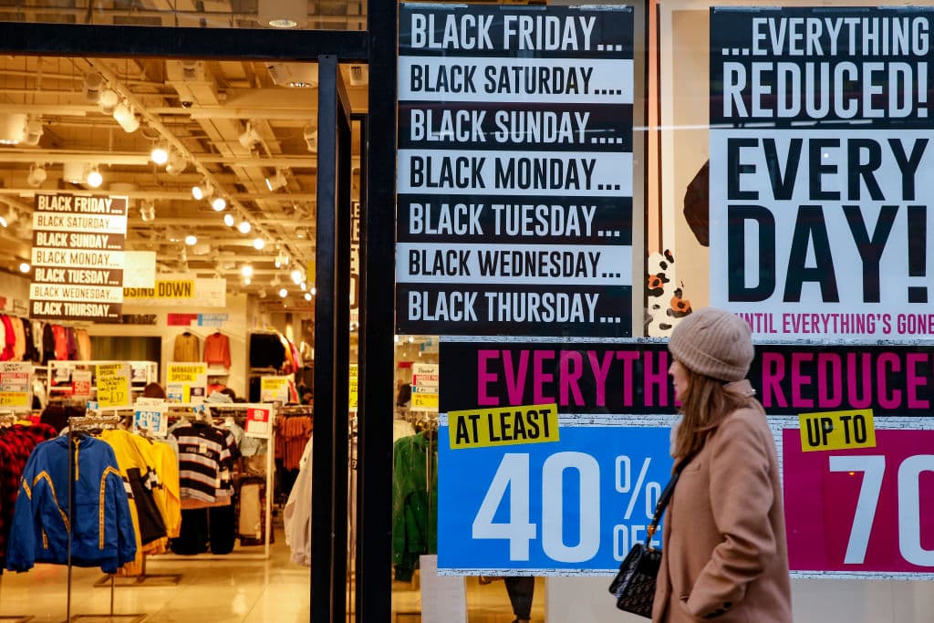 La historia detrás de la tradición del Black Friday relacionada con las compras posterior al Día de Acción de Gracias, está vinculada con las tiendas minoristas.