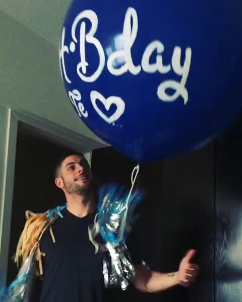 Le compró un enorme globo que apenas cabía en el lugar.