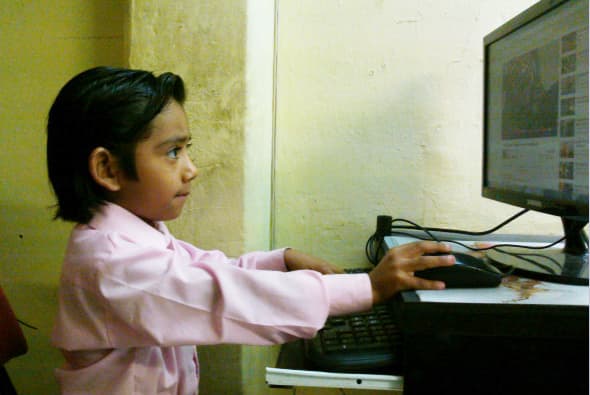 Paralelamente continuó recitando sus característicos poemas y subiendo los videos a Internet, asimismo, contestaba los comentarios de sus fans.