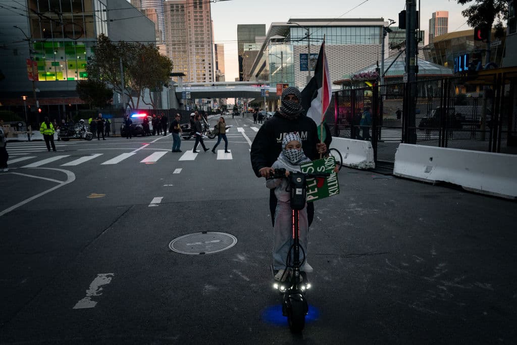 Miles de manifestantes se reunieron para escuchar discursos de activistas y marchar por el centro de la ciudad.