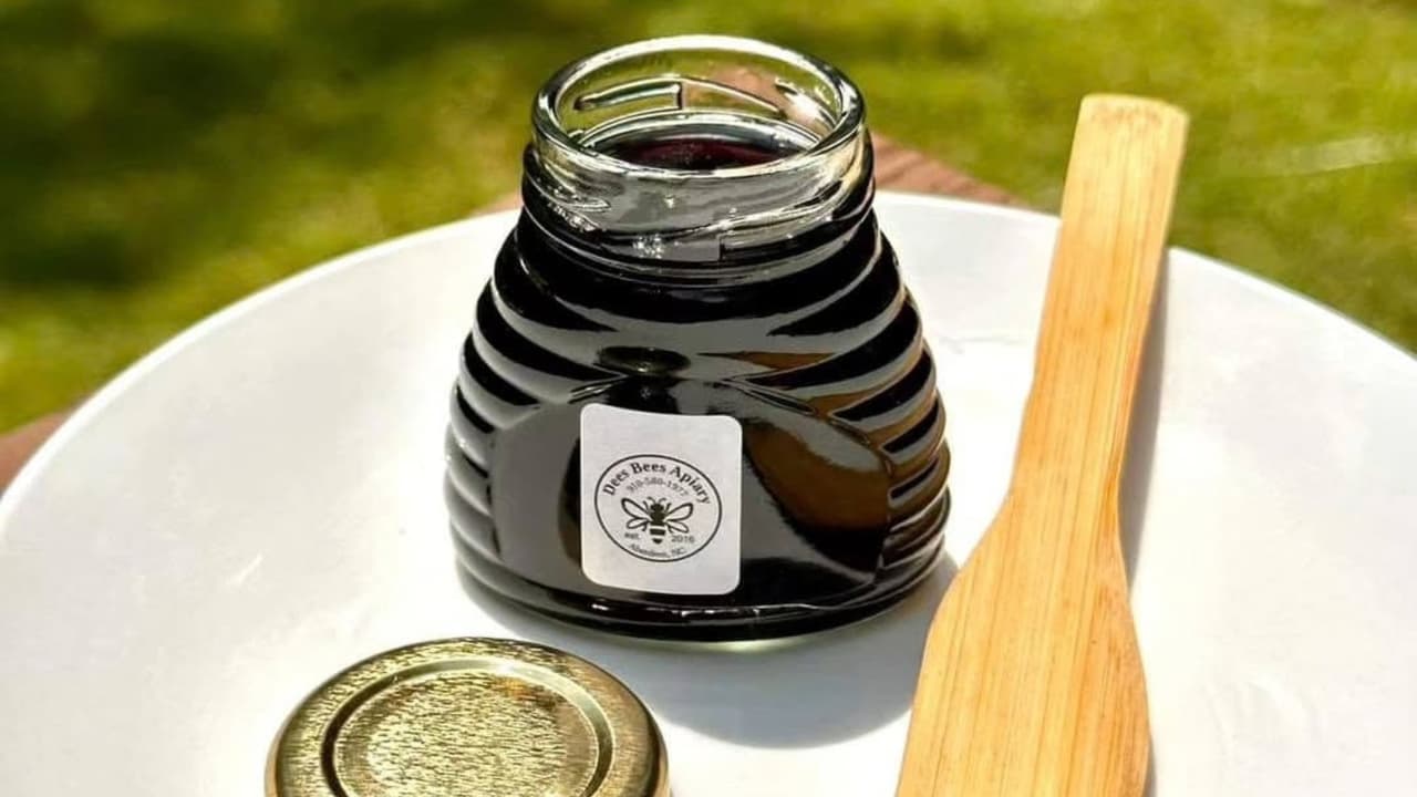 <b>Esta miel no es nueva</b> para quienes trabajan con abejas en la zona. Dees recuerda que en los años 70, cuando trabajaba en la granja de su tío,
<b> ya veían pequeñas cantidades de miel morada dentro de la colmena</b>. Sin embargo, las abejas producían muy poca, él cuenta que nunca llegaron a cosechar un frasco completo.