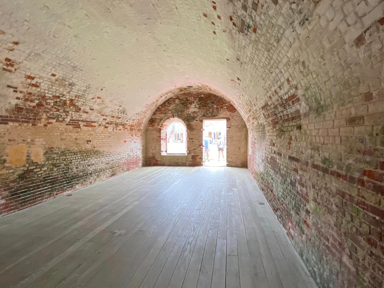 Durante 1934-1935, el Cuerpo de Conservación Civil restauró el fuerte y estableció instalaciones recreativas públicas, lo que permitió que el Parque Estatal Fort Macon abriera oficialmente el 1 de mayo de 1936 como el primer parque estatal en funcionamiento de Carolina del Norte.
