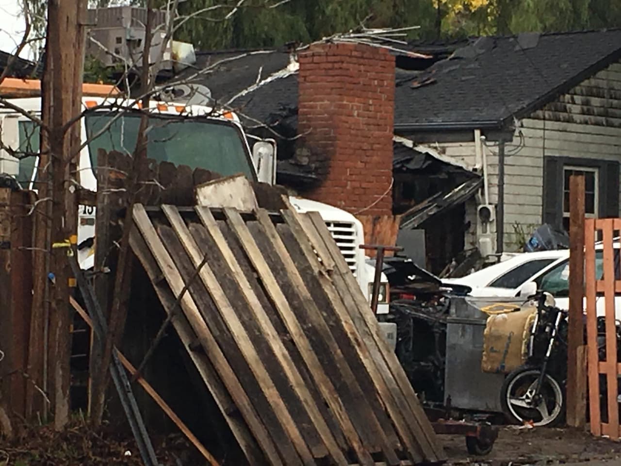 Un muerto y seis heridos deja incendio en el centro de Fresno