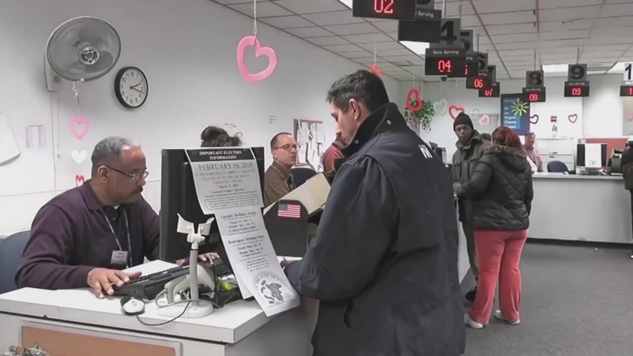Autoridades exigen repetir examen del DMV en línea a 11,000 conductores bajo amenaza de suspensión