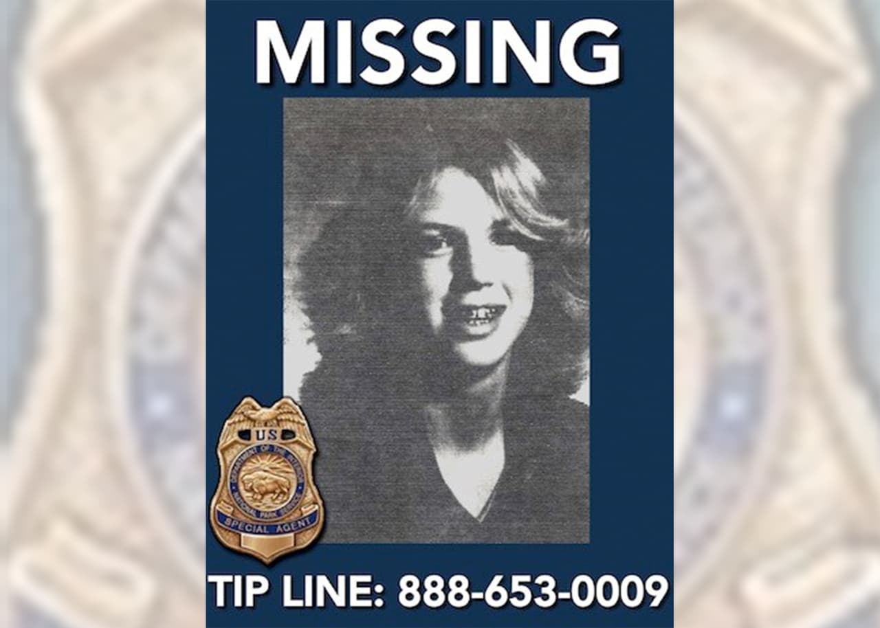 <b>Stacey Anne Arras desapareció el 17 de julio de 1981, cuando tenía 14 años.</b>
<br>Mide unos 5'05" de altura, pesa 120 libras, y vestía una blusa blanca con escote cuadrado de color cafe y blanco, unas botas de montaña (hiking) de color gris y usaba una placa dental.
<br>
<br>
<b>Lo que se sabe:</b> La adolescente estaba de viaje con su padre en High Sierra Loop en Tuolumne Meadows. Ambos formaban parte de un grupo de 10 personas que luego se trasladaron al campamento Sunrise High Sierra. El grupo llegó a Sunrise alrededor de las 3:00 pm el 17 de julio de 1981. Después de instalarse en su cabaña y darse una ducha, Arras comenzó una caminata de 1.5 millas a lo largo del sendero hacia Sunrise Lakes. Según los informes, la guía fue la última persona en ver a Arras.