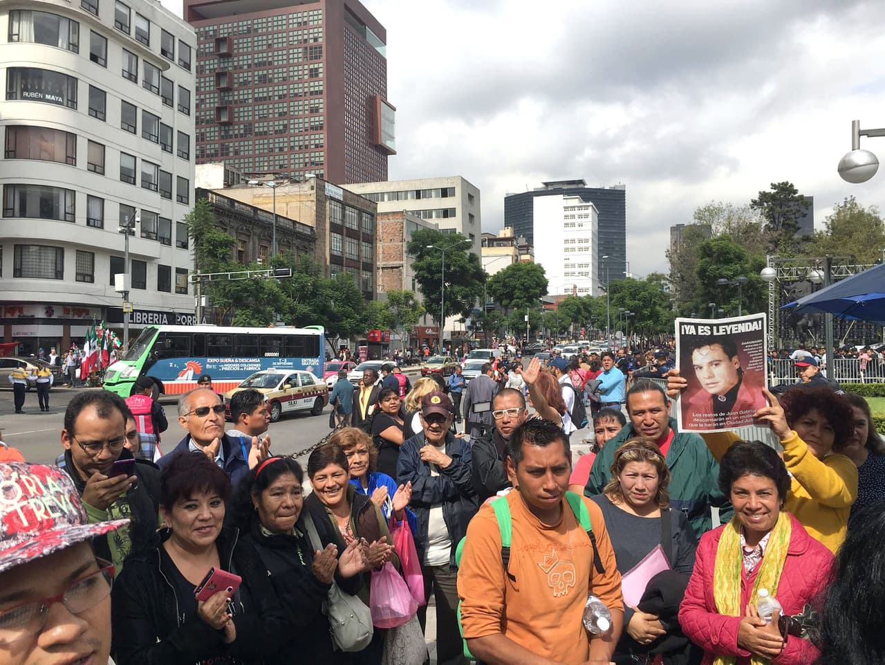 El lugar por ratos se cubre de tristeza y en otros se llana de algarabía con las letras del compositor.