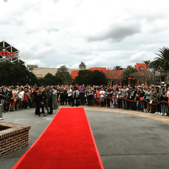 Pero claro, la visita al parque de diversiones fue porque Britney fue invitada al restaurante Planet Hollywood Observatory en Disney Spring, en donde la esperaron con todo y alfombra roja.