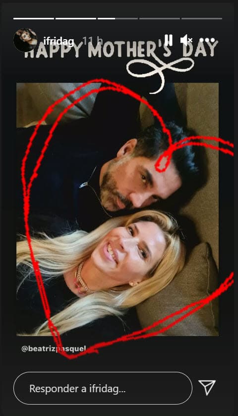 Frida Sofía, quien el pasado Día de la Madre 
<b><a href="https://www.univision.com/famosos/frida-sofia-dia-de-la-madre-madrastra-beatriz-pasquel-fotos" target="_blank">felicitó públicamente a Beatriz Pasquel</a></b> (no así a Alejandra Guzmán, con quien está distanciada desde finales de 2018), le dio 'me gusta' a la carta y además trató de reconfortar a la mamá de su media hermana dejando un par de cariñosos mensajes en la sección de comentarios. 
<br>