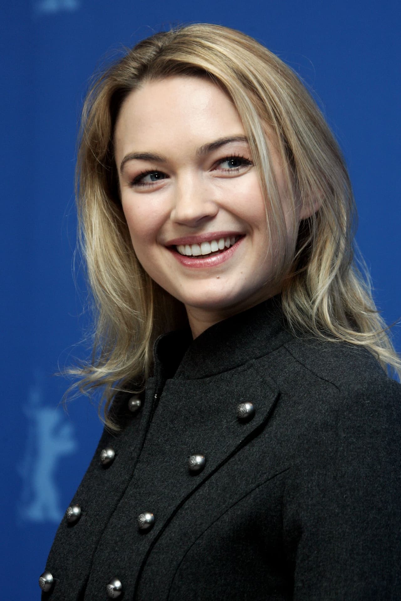 "Tengan muy en cuenta a sus parientes de edad avanzada, 
<b><a href="https://www.univision.com/local/los-angeles-kmex/empleados-de-altamed-recaudan-ayudas-para-que-adultos-mayores-le-hagan-frente-al-coronavirus-video" target="_blank">estén cerca de ellos</a></b> o incluso en sus hogares", recomendó la actriz, "también a cualquier otra persona que conozcan cuyos sistemas inmunes ya estén debilitados y vulnerables". 
<br>